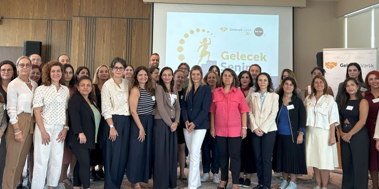 Gelecek Varlık, 20. yılında 20 kadının hayatına dokunuyor: “Gelecek Senin” ile iş hayatına yeniden dönüş