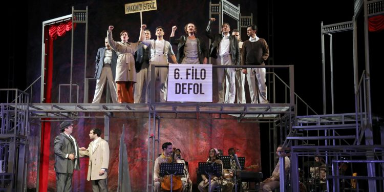 “Gözlerimi Kaparım Vazifemi Yaparım” Harbiye açık hava seyircisiyle buluşuyor