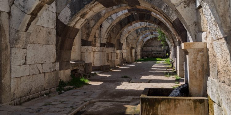 Smyrna Antik Kentte kazı çalışmaları sürüyor