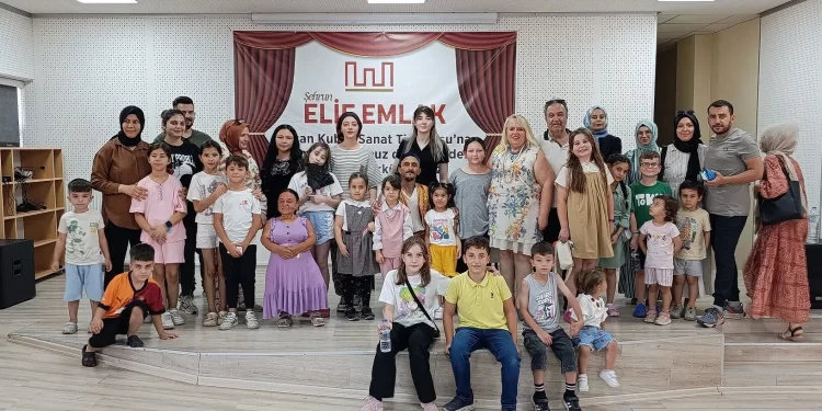 Yağmur Hanım’ın konağı dakikalarca ayakta alkışlandı