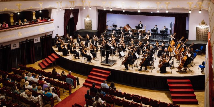 George Enescu Festivali’ne davet edilen ilk Türk orkestrası İDSO alkışlarla yurda döndü