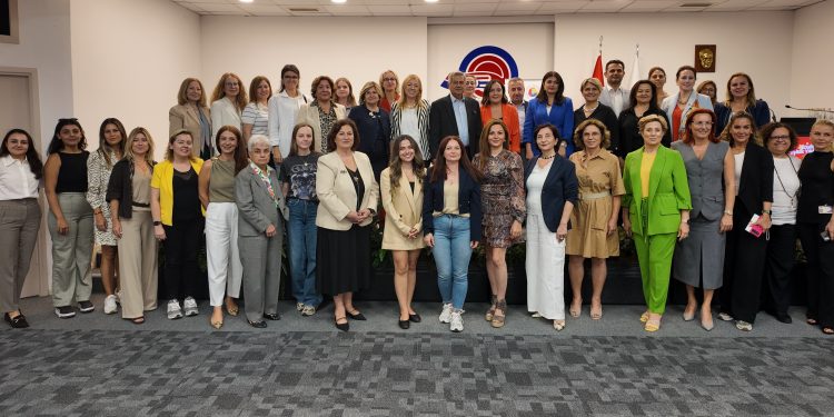 Kadınlar çalışma hayatını yükseltmek için İzmir’den ses yükseltti