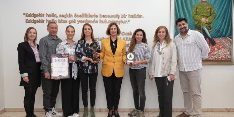 Eskişehir Şehir Tiyatroları Avrupa’nın en değerli festivalinden ödülle döndü