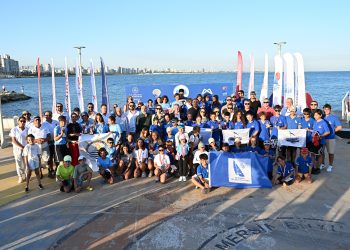 Denizin beyaz kelebekleri yelkenciler Akdeniz’in masmavi sularında yarıştı