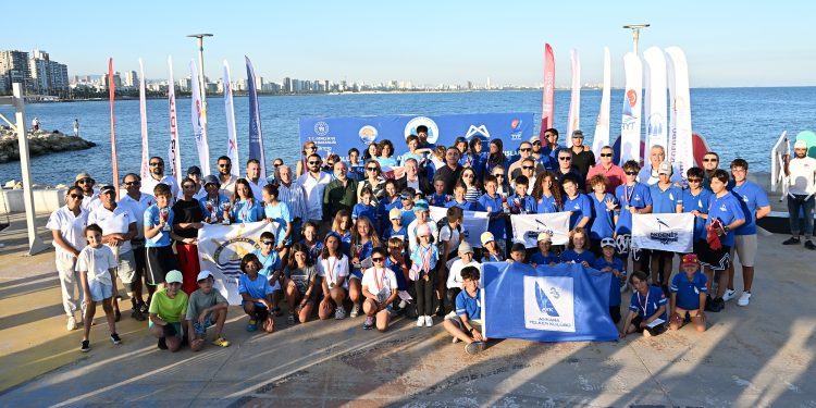 Denizin beyaz kelebekleri yelkenciler Akdeniz’in masmavi sularında yarıştı