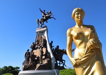 Antalya’da Venüs heykelleri kenti süslemeye başladı