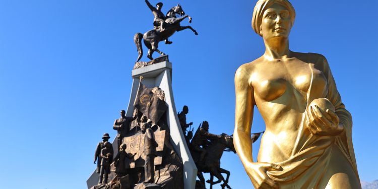 Antalya’da Venüs heykelleri kenti süslemeye başladı