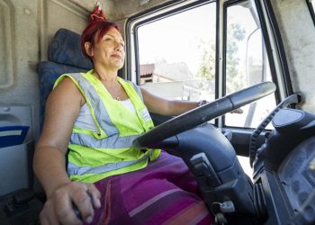 İzmir Büyükşehir’in kadın çekici operatörü tabuları yıktı