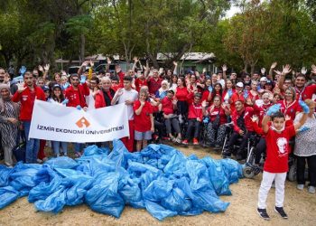 İzmirlilerden dünya rekoru için kıyı temizliği