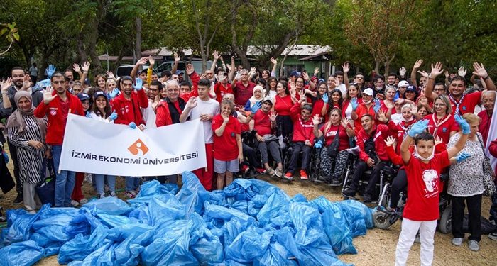İzmirlilerden dünya rekoru için kıyı temizliği