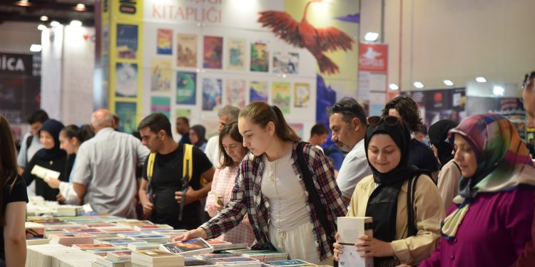 Kitapseverlerin Geleneksel Buluşması: Karadeniz kitap fuarı onuncu yılını kutluyor