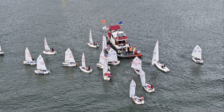 Yelkenliler Haliç’te suya iniyor