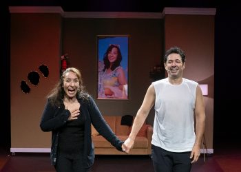 Binnur Kaya ve Mert Fırat sahnede komedi rüzgarı estirdi