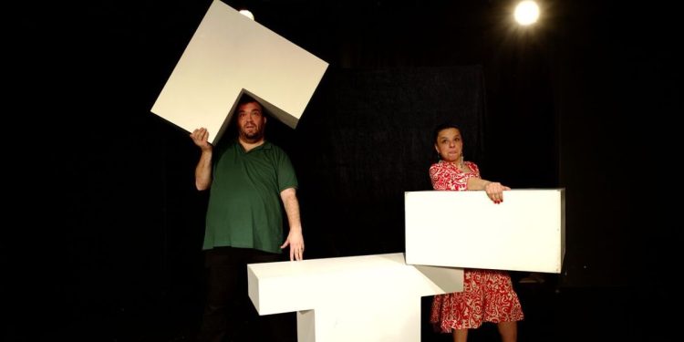 ‘İlişki Geliştirme Merkezi’ günümüz ilişkilerini cesurca irdeliyor