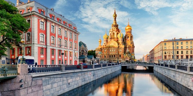 Sonbaharda St. Petersburg’un kanallarında tarihle baş başa