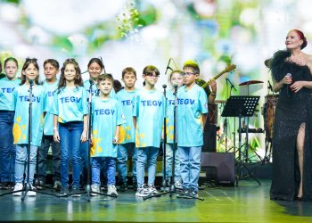 Harbiye’de unutulmaz gece: Candan Erçetin ve TEGV’li çocuklar aynı sahnedeydi