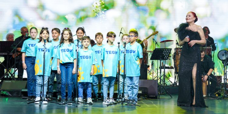 Harbiye’de unutulmaz gece: Candan Erçetin ve TEGV’li çocuklar aynı sahnedeydi