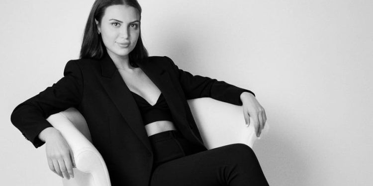 Yazar Yağmur Ertekin ile “Ötekileri Görmek” Üzerine Söyleşi