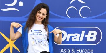 Ünlü oyuncu Yağmur Tanrısevsin, Triatlon Tarihinde Avrupa ve Asya Aynı Parkurda yarışı başlattı