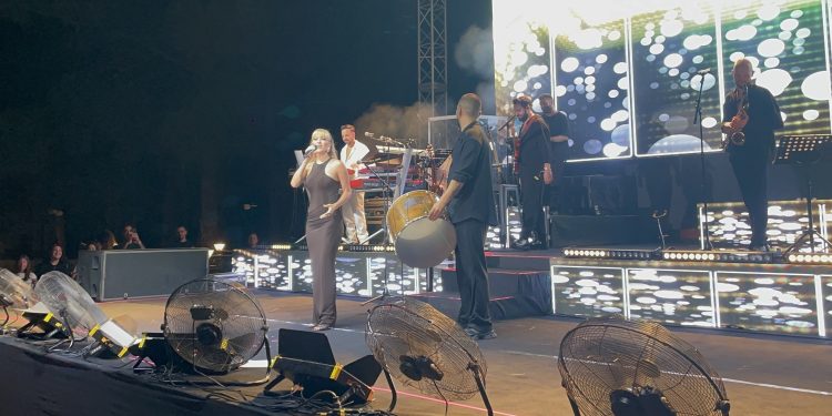 Derya Uluğ, Şarkısını milli sporculara ithaf etti