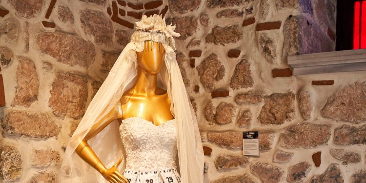 Sanatta Hayat Var: İVA Sanat’ın ikinci karma sergisi kapılarını açtı