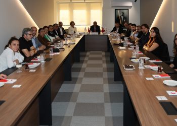 İlk protokol dersi babaanneden: ‘Kalkacağın Yere Oturma’