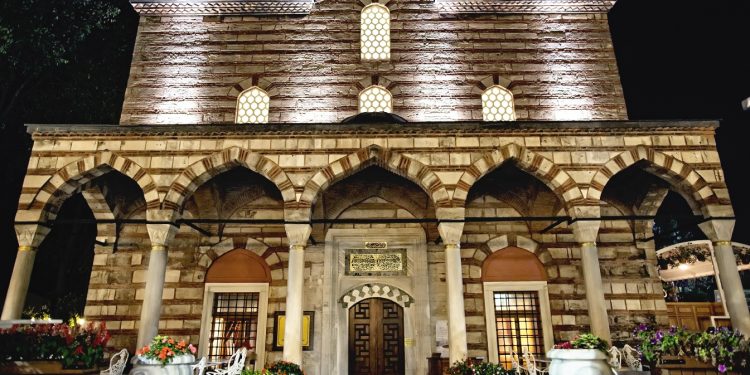 Tarihi Hürrem Sultan Hamam: Suyun, müziğin ve tarihin buluştuğu mekan