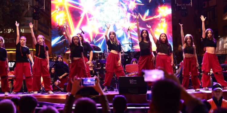 Cumhuriyet coşkusu Denizli’de müzik ve dansla taçlandı