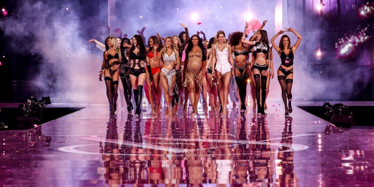 Victoria’s Secret Fashion Show büyüleyici bir geceye imza attı