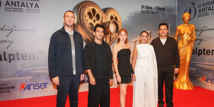 Altın Portakal’da ilk gala: “Gelin Takımı 2”nin ekibiyle birlikte seyirci karşısında