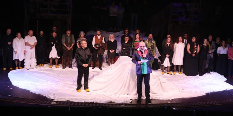 Şehir Tiyatroları 2025-2026 tiyatro sezonunu Dürrenmatt’ın “Bir Ziyaret” oyunuyla açtı