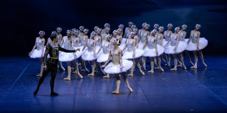 Çaykovski’nin “Kuğu Gölü” Balesi Prömiyeri AKM Sahnesinde