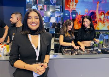 Ünlü iş kadını kendi gece kulübünde sahneye çıktı