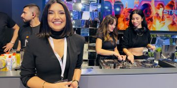 Ünlü iş kadını kendi gece kulübünde sahneye çıktı