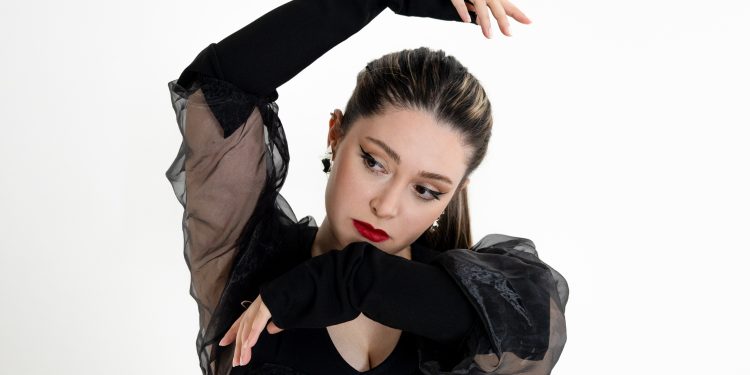 Cemre Esel’den yeni tekli  “Canavar”