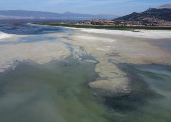Zafer Partili Aslan’dan bakanlığa tepki: ‘Eğirdir Gölü’nün can damarları kesildi’