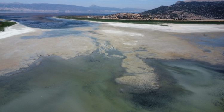 Zafer Partili Aslan’dan bakanlığa tepki: ‘Eğirdir Gölü’nün can damarları kesildi’