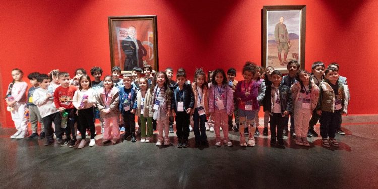 Sevginin en saf hali küçücük ellerde sergiye dönüştü