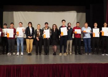 İş hayatına hazırlanan nöroçeşitli gençlerin mezuniyet sevinci