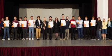 İş hayatına hazırlanan nöroçeşitli gençlerin mezuniyet sevinci