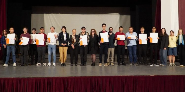 İş hayatına hazırlanan nöroçeşitli gençlerin mezuniyet sevinci