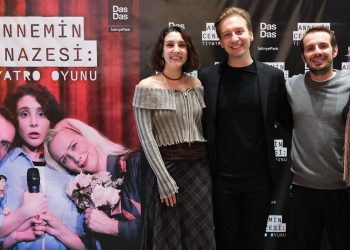 ‘Annemin Cenazesi:Tiyatro Oyunu’ prömiyerini gerçekleştirdi