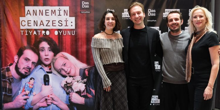 ‘Annemin Cenazesi:Tiyatro Oyunu’ prömiyerini gerçekleştirdi