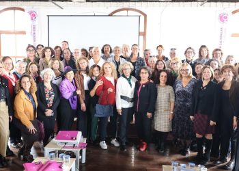 İzmir, kadınların katılımıyla güçleniyor