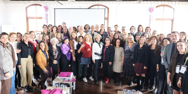 İzmir, kadınların katılımıyla güçleniyor