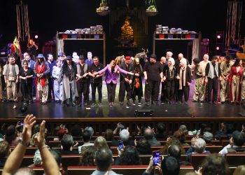 Bakırköy Belediye Tiyatroları “Eşeğin Gölgesi” Oyunuyla yeni açılan Leyla Gençer Sahnesi’inde muhteşem bir gala ile konuklarını ağırladı…