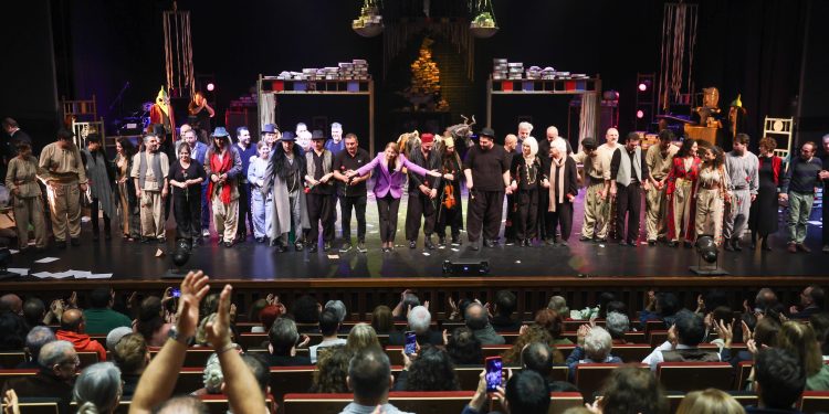 Bakırköy Belediye Tiyatroları “Eşeğin Gölgesi” Oyunuyla yeni açılan Leyla Gençer Sahnesi’inde muhteşem bir gala ile konuklarını ağırladı…