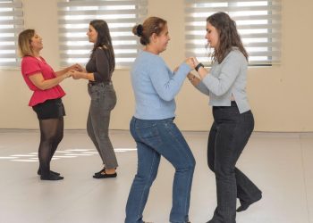 Hissederek dans ettiler