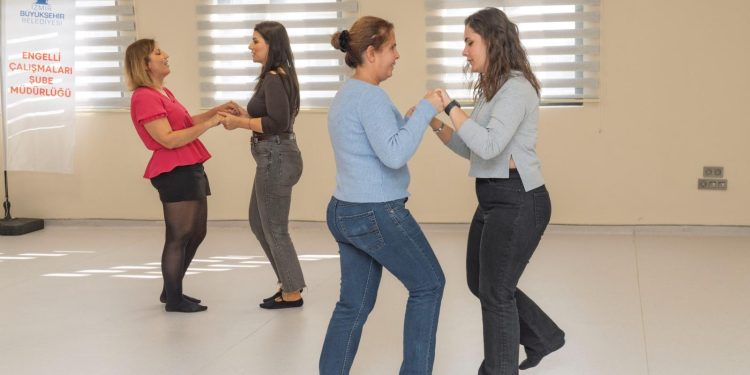 Hissederek dans ettiler