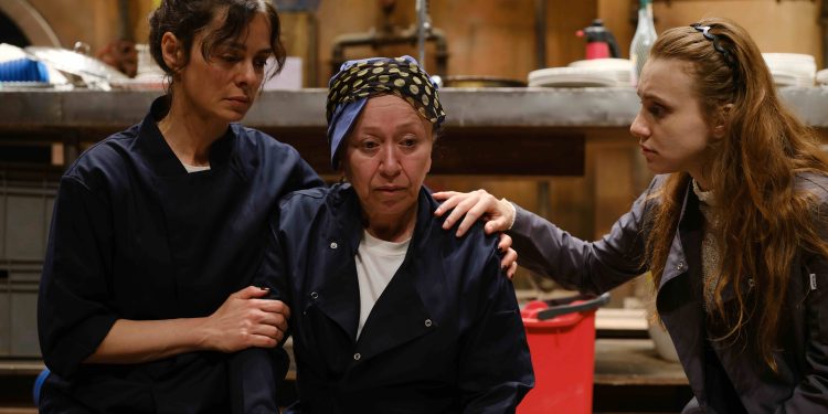 Işıl Kasapoğlu’nun Rejisiyle “Bulaşıkçılar” ENKA Oditoryumu’nda